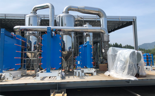 Plate rising film evaporator