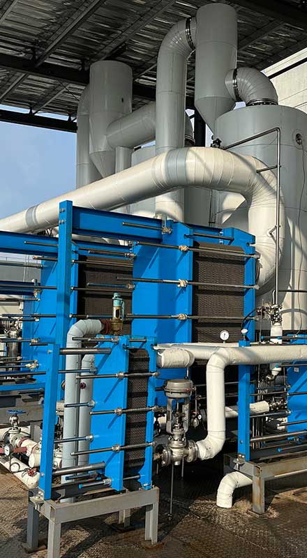 Plate multi-effect evaporator